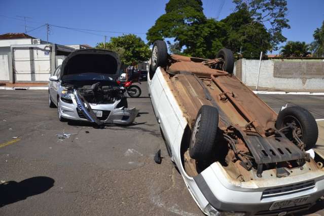 Mulher fica ferida em capotagem no bairro Monte L&iacute;bano 