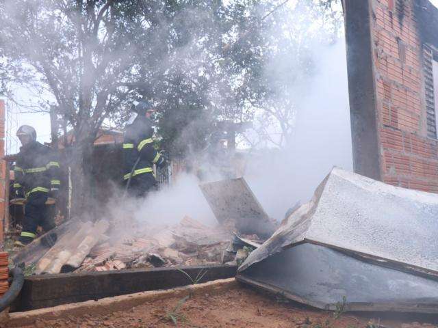 Inc&ecirc;ndio acaba com c&ocirc;modo pronto de casa ainda em constru&ccedil;&atilde;o 