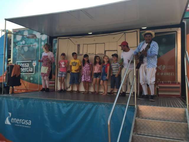 P&uacute;blico &eacute; orientado sobre como evitar acidentes com pipas 