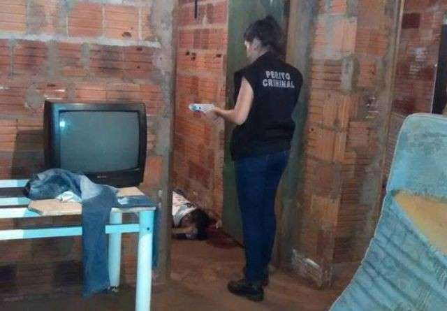  Homem &eacute; assassinado a tiros e pol&iacute;cia acredita em acerto de contas 