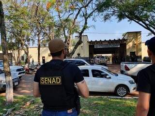 Agentes da Senad em frente à sede da Polícia Nacional em Pedro Juan Caballero, no dia da operação que prendeu 21 policiais (Foto: Porã News)