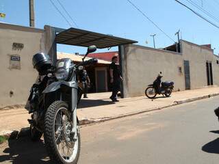 Policais apreenderam moto na casa de policial aposentado. (Foto: Moisés Palácios/Jornal o Estado MS)