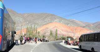 Turistas lotam a entrada para as cordilheiras, em Jujuy: belíssimo altiplano com sua morraria colorida. Fotos: Sílvio Andrade