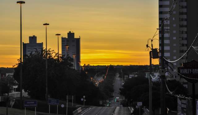 Segunda-feira amanhece com c&eacute;u claro, mas previs&atilde;o &eacute; de tempo nublado em MS