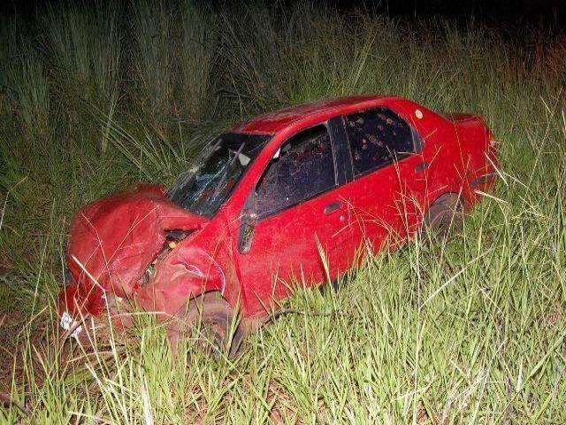 Motorista perde controle, carro cai em barranco e casal fica ferido 
