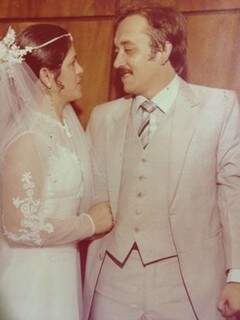 Quando se casaram, 35 anos atrás. 