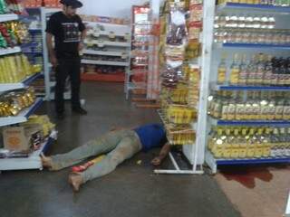 Vítima tentou correr mais foi atingida por cinco disparos em supermercado. (Foto: Sidney Assis)