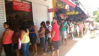 Hábito de deixar tudo para última hora causa fila recorde em porta de livraria Hábito de deixar tudo para última hora causa fila recorde em porta de livraria