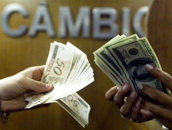 D&oacute;lar surpreende esperan&ccedil;osos e fecha em alta em dia do impeachment
