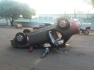Veículo tombou depois que condutora perdeu controle e atingiu carro estacionado (Foto: Adriano Fernandes)