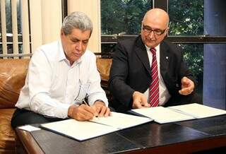 Puccinelli e ministro italiano assinaram protocolo de intenções na manhã de hoje na Governadoria. (Foto: Rachid Waqued/Divulgação)