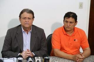 Marcos Tabosa (de laranja), em julho, ao lado de Ivan Jorge, da Secretaria de Planejamento, quando apoiou escalonamento (Foto: Fernando Antunes/Arquivo)