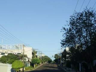 Manhã de sábado começa com céu claro em Campo Grande. (Foto: Kísie Ainoã)