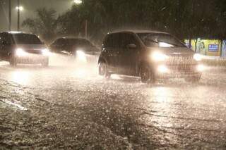 Temporal em fim de tarde alaga ruas e avenidas na Capital