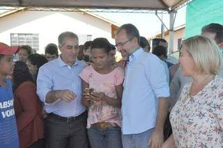Zé Cabelo (à direita) em evento ao lado do governador, em julho do ano passado (Foto: Ademar Cardoso / Prefeitura de Ribas do Rio Pardo)