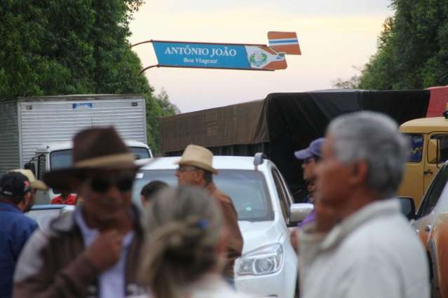 Al&eacute;m de invas&atilde;o ind&iacute;gena, produtores e caminhoneiros bloqueiam rodovia