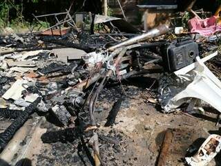 Barraco foi destruído em incêndio criminoso, que aconteceu nesta manhã (Foto: Marcos Ermínio) 