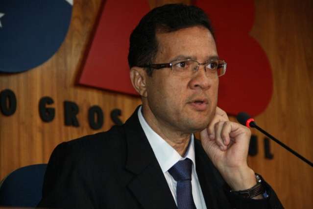 J&uacute;lio Cesar chama ex-aliados de traidores e descarta ren&uacute;ncia na OAB