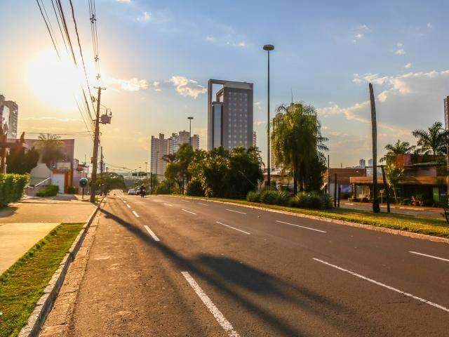 Dia amanhece com c&eacute;u aberto, mas tempo muda no final da tarde