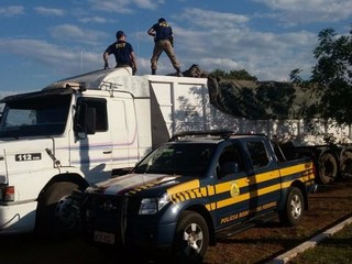 Carreta com 1,5 tonelada de maconha, fuzil e muni&ccedil;&otilde;es &eacute; flagrada na BR-267