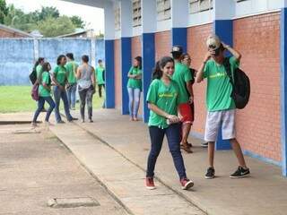 Alunos no intervalo da Escola Estadual Manoel Bonifácio, em Campo Grande (Foto: Marcos Ermínio)