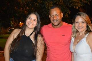 À esquerda, Isabela Ramos ao lado dos amigos, Leonardo Barbosa e Renata Santana (Foto: Alana Portela)