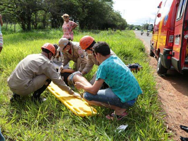 Ap&oacute;s &#039;zigue-zague&#039;, motorista atropela jovem e foge sem prestar socorro