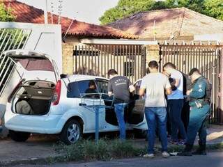 O corpo do vendedor foi encontrado dentro do carro, na Rua Clineu da Costa Moraes (Foto: Henrique Kawaminami)