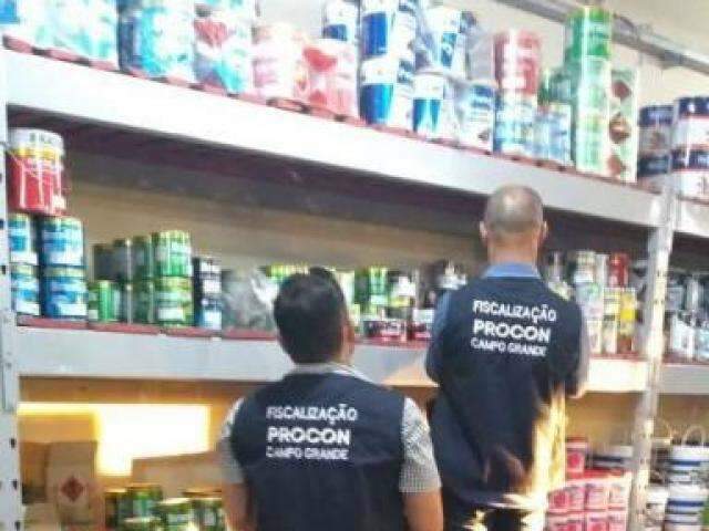 Procon autua empres&aacute;rio que vendia tintas vencidas h&aacute; 7 anos