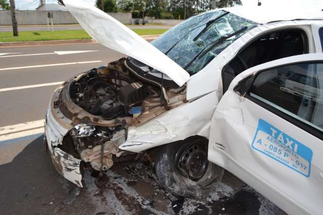 Táxi em alta velocidade colide com Kadett e capota na Duque de Caxias