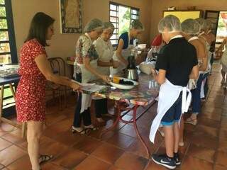 Onze pessoas participaram da oficina de doce sem açúcares do instituto neste sábado. (Foto: Thaís Pimenta)