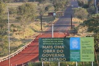 Em Santa Rita do Pardo, a rodovia MS-338 está recebendo revestimento para recuperação asfáltica (Foto: Agesul/Divulgação)