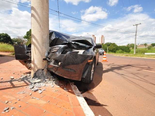 Ao desviar de caminh&atilde;o, estudante bate Fusion em poste e fica ferido