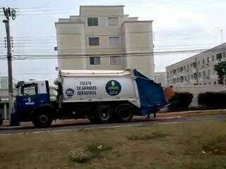 Caminhão com a identificação da coleta de grandes geradores recolhendo residuos de condomínio residencial. (Foto: Reprodução vídeo)
