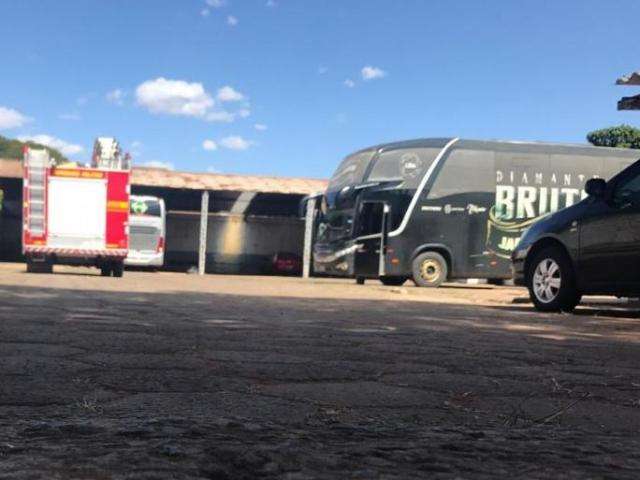 Homem &eacute; prensado contra muro por &ocirc;nibus de dupla sertaneja 