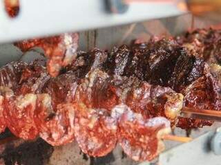 Carne servida é entregue diariamente nas churrascarias (Foto: Marcos Ermínio)