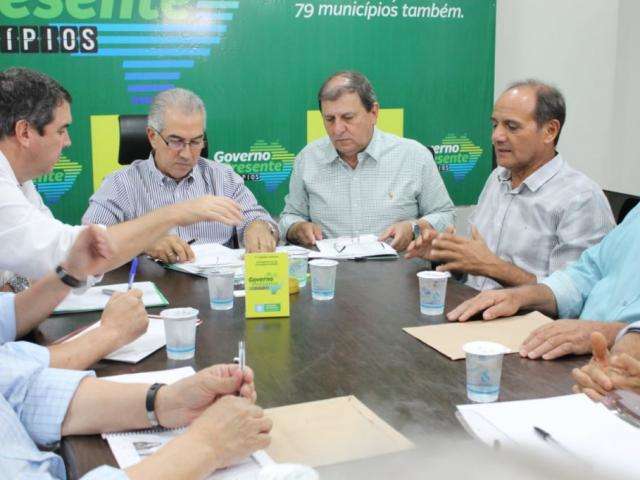 &ldquo;At&eacute; trov&atilde;o abre buraco na rua&rdquo;, diz prefeito ao pedir recapeamento