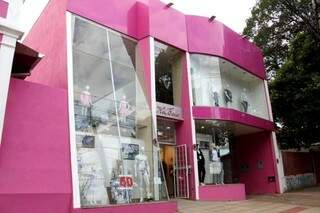 Kibela já é famosa pelas lojas com fachada rosa e o maior estoque moda praia do Estado.