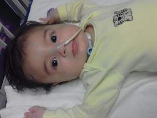 Theodoro, aos 4 meses de vida, no hospital. (Foto: Arquivo Pessoal)