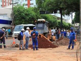 Equipes trabalhando no cruzamento da Avenida Afonso Pena com a Rua 14 de Julho (Foto Marina Pacheco) 