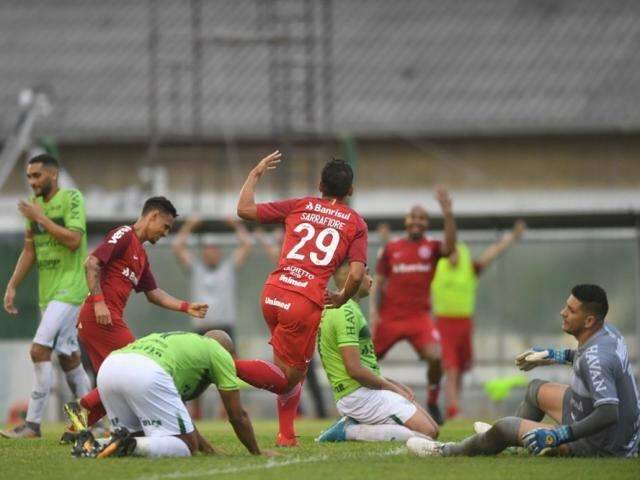 Gol de meia argentino garante 4&ordf; vit&oacute;ria seguida do Internacional no Gauch&atilde;o