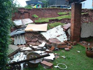Muro de espaço de festas desabou sobre escritório e destruiu parede de varanda. (Foto: Simão Nogueira)