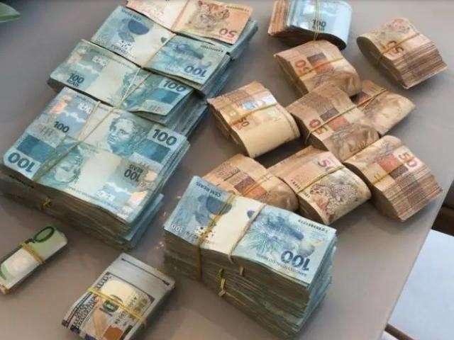 Em 3 endere&ccedil;os na Capital, pol&iacute;cia apreende dinheiro e joias do tr&aacute;fico