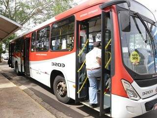Passageiro embarca em ônibus; linhas serão reforçada a partir das 9h (Foto: Kísie Ainoã)