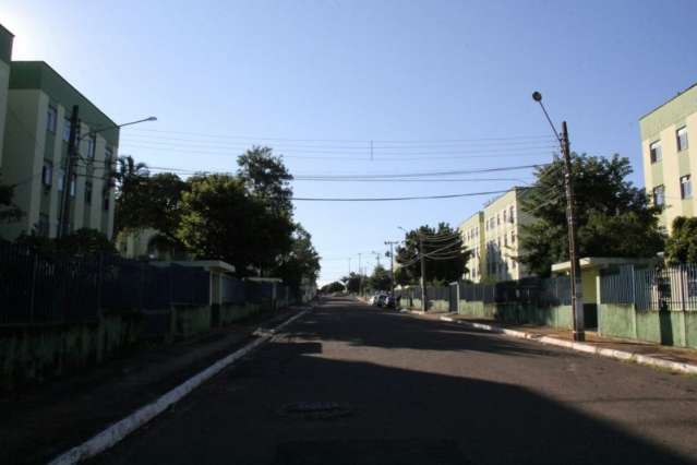 Homem n&atilde;o identificado &eacute; encontrado morto em frente a residencial na Capital