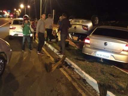 Colisão entre veículos deixa 4 pessoas feridas em cruzamento de avenidas