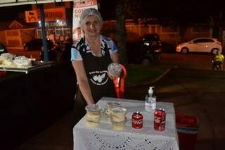 Rosana é artesã mas estava vendendo bolos de pote no evento. (foto: Thaís Pimenta)