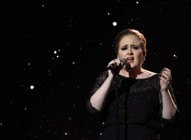  Adele disputa com sertanejos topo das paradas nas vendas para amigo oculto