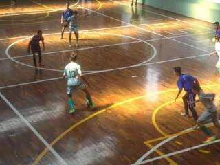 Um dos jogos válidos pela segunda rodada da Copa Pelezinho de Futsal (Foto: Divulgação)