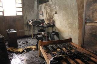 Objetos do quarto foram destruídos pelo fogo. (Foto: Marcos Ermínio) 